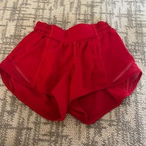 lululemon hotty hot 2.5” shorts